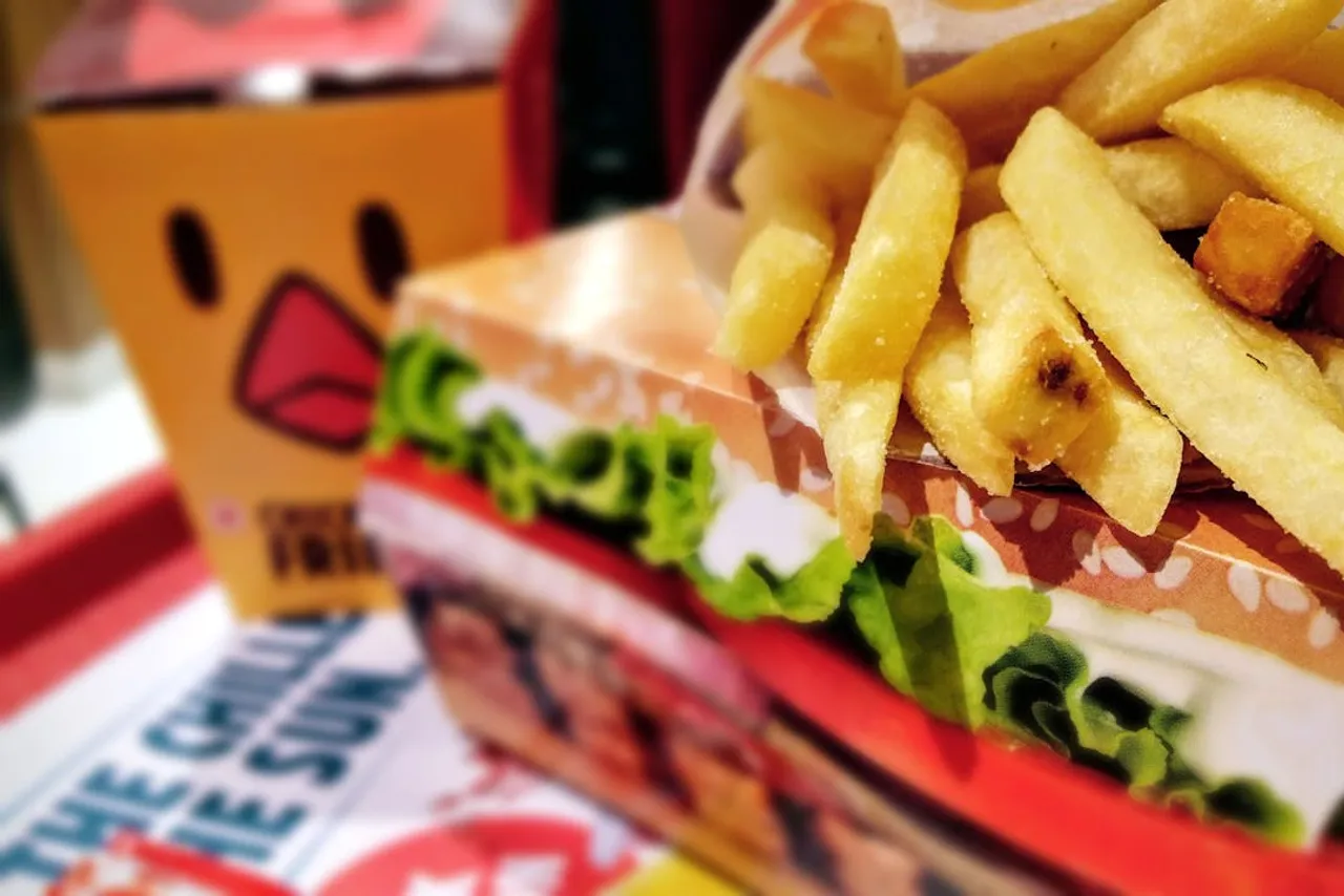 Taze hazırlanmış burger ve patates kızartması; fast-food servisi