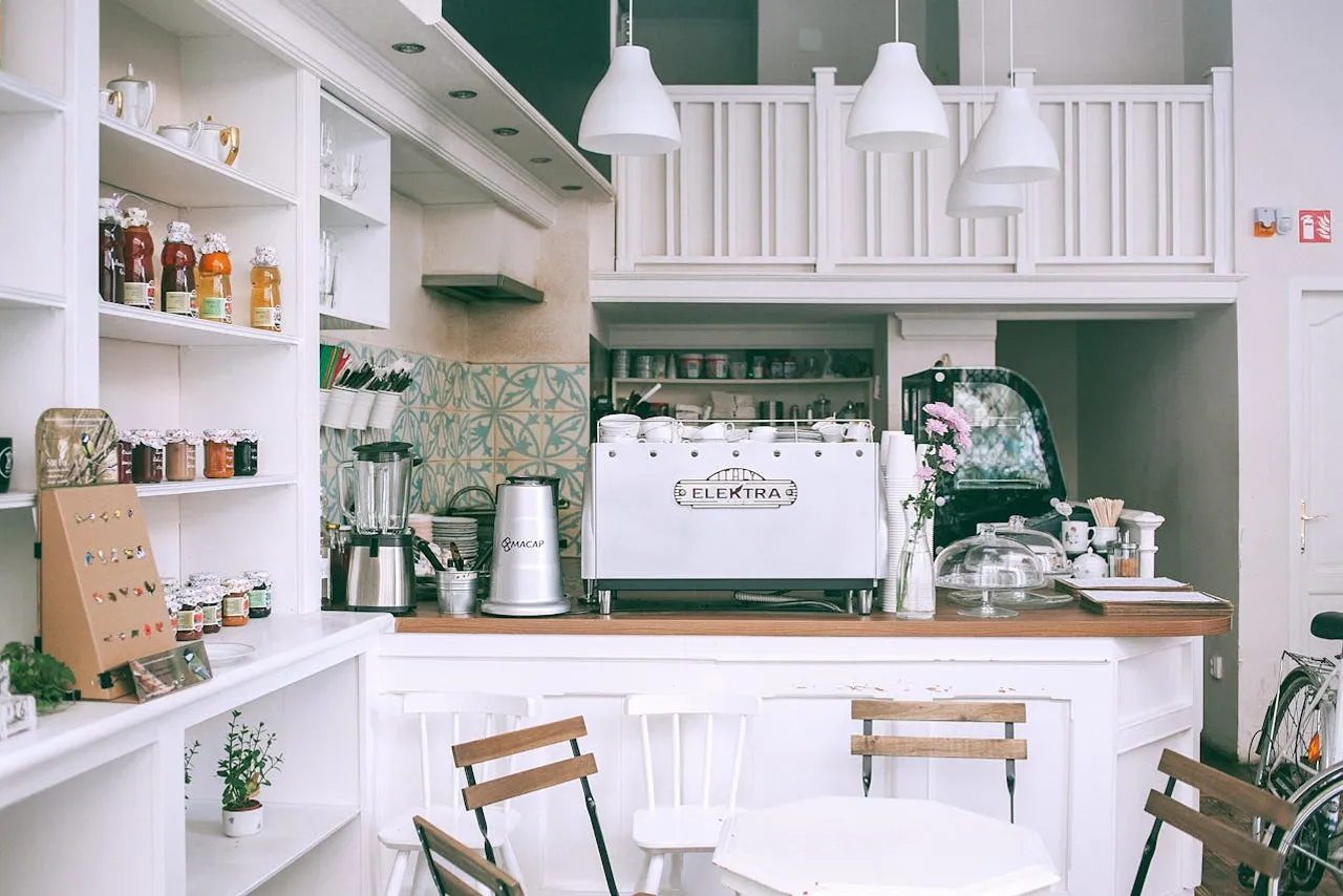 Aydınlık, ferah bir kafe iç mekanı ve espresso barı
